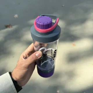 شیکر ورزشی درپیچی Optimum Nutrition با توپی فنری و درب پیچی رنگی - تصویر 4